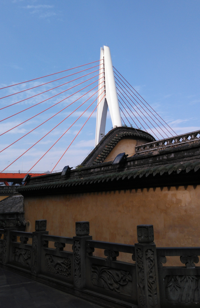 重庆湖广会馆与东水门大桥，形象地反映了不同时代重庆商业空间的重叠